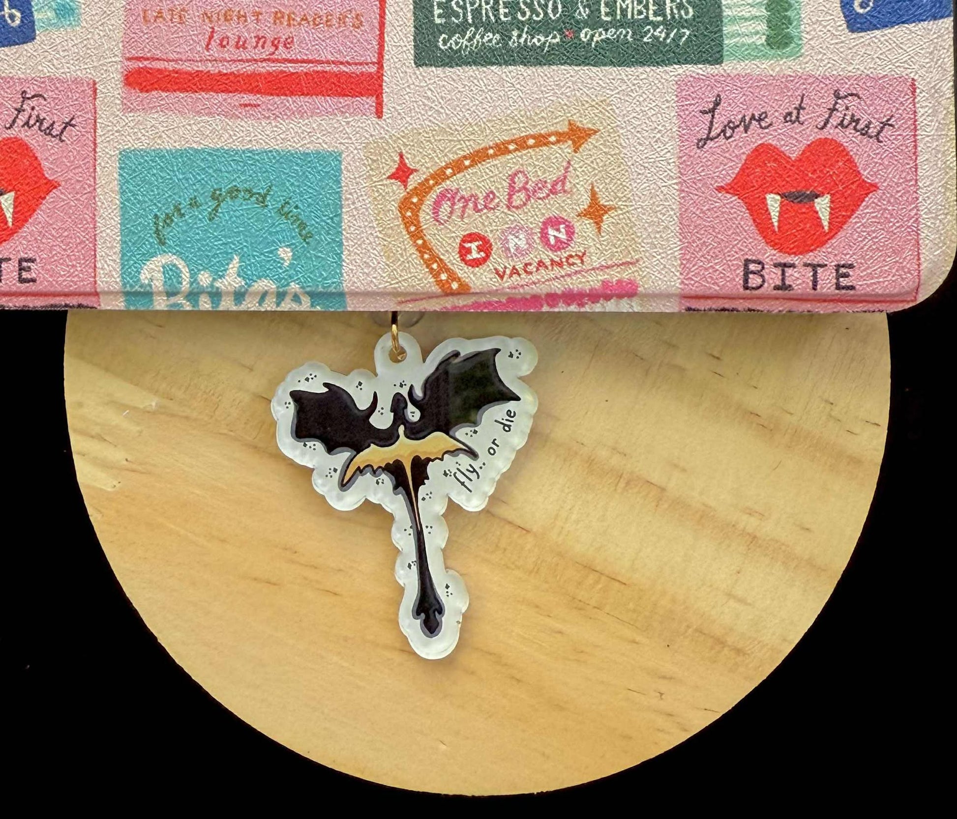 “Fly or Die” Dragon Dust Plug Charm – Fourth Wing Inspired – With Keyring & Clasp (iPhone, USB-C, Micro USB)