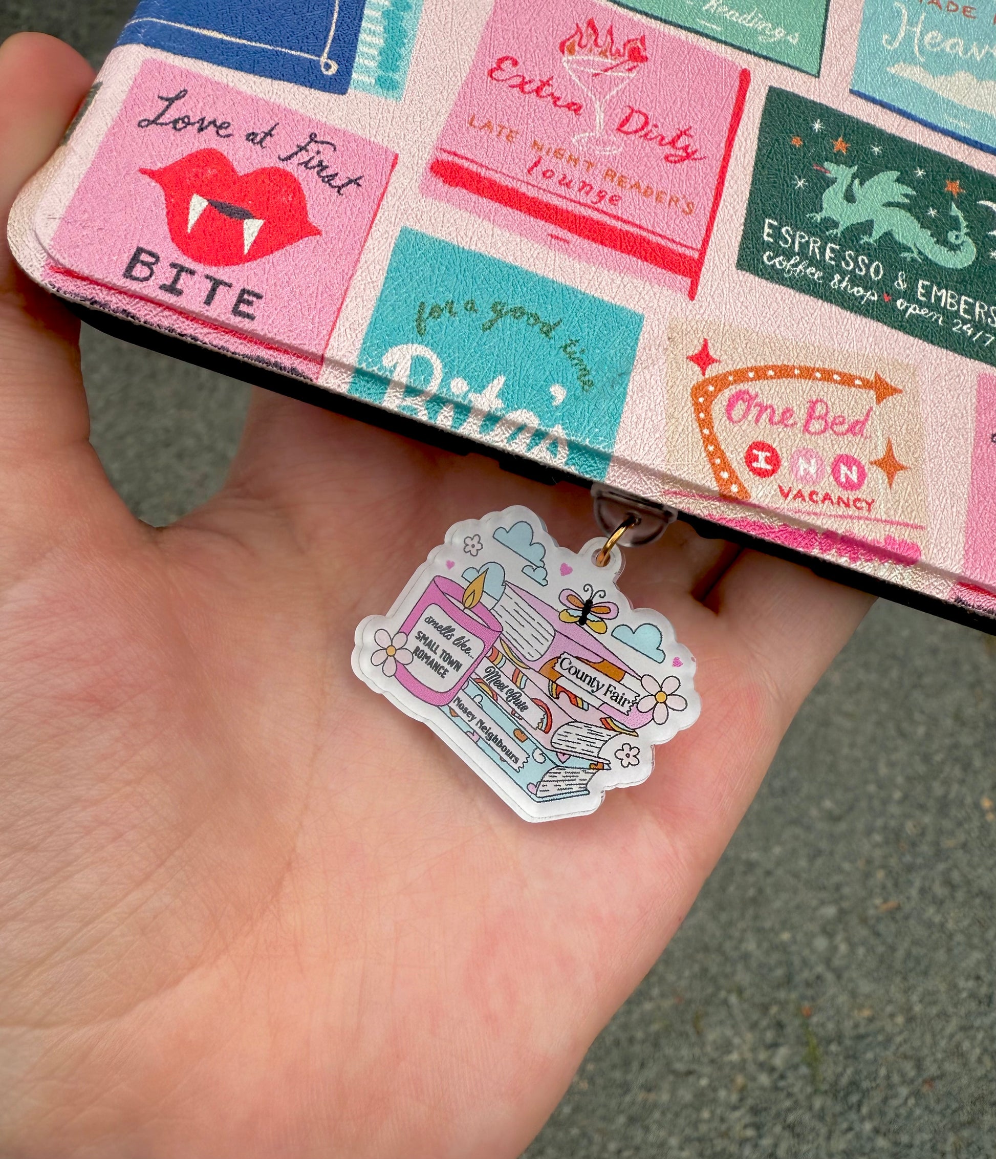 Small Town Romance Kindle Charm Dust Plug – Cozy Bookish Vibes Accessory
