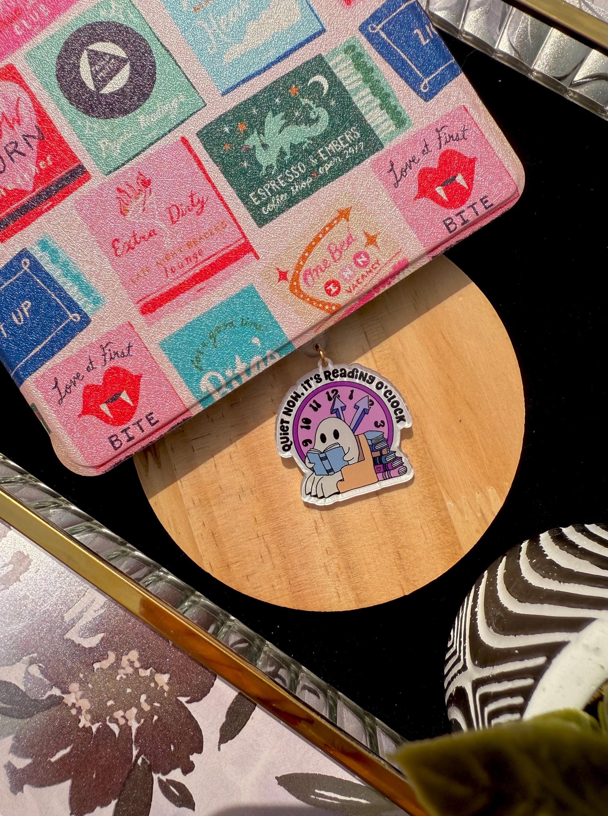 Readin’ O’Clock Ghost USB-C Dust Plug Charm – Cute Bookish Kindle Accessory for Cozy Readers